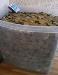 Четыре года назад я вскрыл копилку с десятками. Даже пост тогда на фишках выложил. Простые десятки потратил, а юбилейные оставил. Ещё и однокопеечные монеты к ним  подкинул, для "размножения". Сейчас юбилейных, стало раза в полтора больше. Несколько монет ушло на первую поделку. Для второй поделки, камень я уже присмотрел...