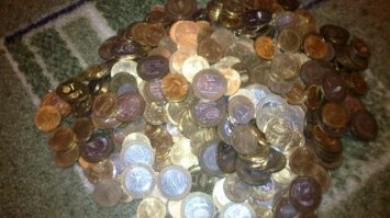 Четыре года назад я вскрыл копилку с десятками. Даже пост тогда на фишках выложил. Простые десятки потратил, а юбилейные оставил. Ещё и однокопеечные монеты к ним  подкинул, для "размножения". Сейчас юбилейных, стало раза в полтора больше. Несколько монет ушло на первую поделку. Для второй поделки, камень я уже присмотрел...