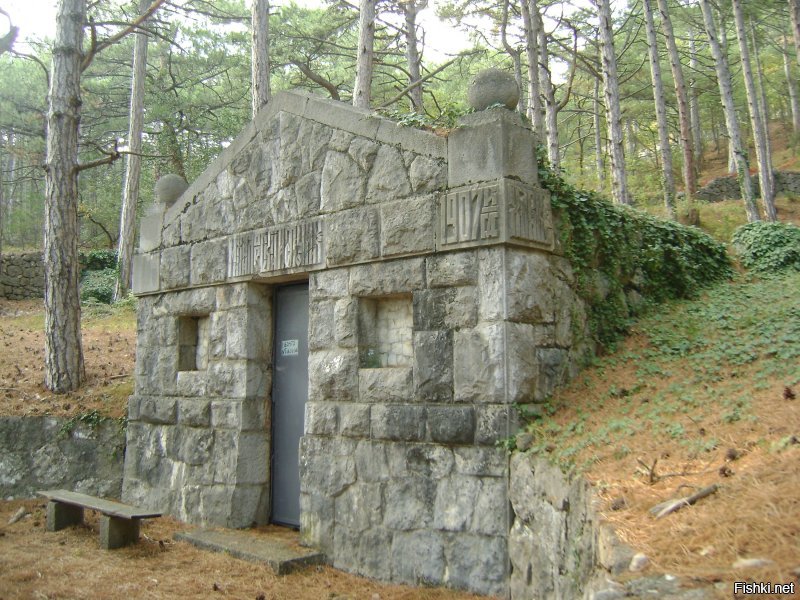 Странные, неожиданные и страшные вещи найденные в лесу...
Просто ходил, собирал грибы...
Осторожно!

После каменного строения - (не для слабонервных)...

Предупреждаю, потому что не знаю, как сделать "замыленное" изображение...

Подумайте, хотите ли Вы это увидеть?...