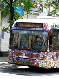 Автор, объясни что не так? Дети к Дню Победы разрисовали троллейбус гуашью. Праздник прошел, керхером помыли и все дела.