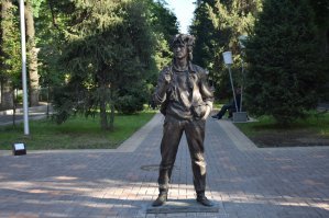 В Алма-Ате видел очень удачный, на мой взгляд, памятник виктору Цою.