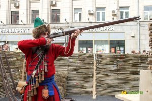 Вот наш исконный вариант,  стрелец с берендейкой  и фитильным мушкетом...