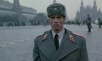 О чём и пост! Художественный приём, используемый шаблонно, для создания соответствующего впечатления. Своеобразный "25 кадр". 
1. Москва в реальности.
2. Москва в голливудском фильме
