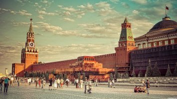 О чём и пост! Художественный приём, используемый шаблонно, для создания соответствующего впечатления. Своеобразный "25 кадр". 
1. Москва в реальности.
2. Москва в голливудском фильме