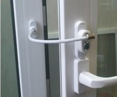 1. Вы про 2-3 летнего или про 10 летнего ребёнка? Если про 10 летнего, то вы ...! Если про 2-3 летнего, то вы ещё больший ..., разве можно взрослому человеку так буквально воспринимать картинки? 
2 .Кто вам мешает прикрутить ограничитель другого исполнения (фото 1, 2, 3).
3. Или, для особо одарённых вот так (фото 4).;)