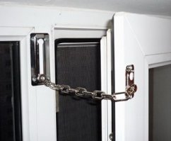 1. Вы про 2-3 летнего или про 10 летнего ребёнка? Если про 10 летнего, то вы ...! Если про 2-3 летнего, то вы ещё больший ..., разве можно взрослому человеку так буквально воспринимать картинки? 
2 .Кто вам мешает прикрутить ограничитель другого исполнения (фото 1, 2, 3).
3. Или, для особо одарённых вот так (фото 4).;)