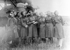 Уже ближе. Надпись рассказывает про 46-й гвардейский ночной бомбардировочный авиационный полк(ну как бы ни слова о разведке) но они летали на ПО-2(см фото). Почему фото из поста на фоне предположительно Пе-2? У нас же вроде были женские бомбардировочные части на Пе-2?