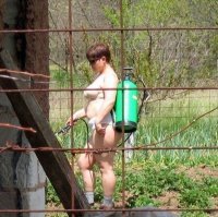 Это какой надо быть дурой что бы с химией работать с открытым телом? Или она колорадских жуков не только химичискеми, но психотропными методами решила убивать?