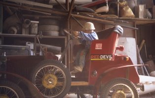 пы.сы.  лет 25 уже ездит