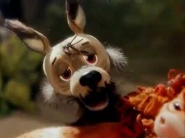 Из перепелиного яйца в клетке попугая вылупилась маленькая перепелка