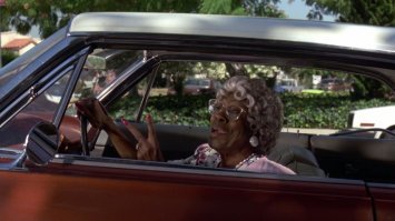 Я долго угорал над некоторыми моментами, к примеру над бабушкой в Лоу-Райдере....."Оу! Смотри! Кто это так гарцует!?" 
Или к примеру нигера полицейского, который ненавидит "черных"