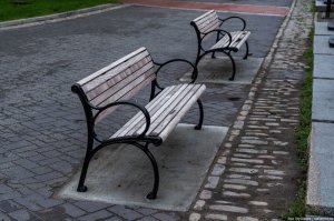 Одуван как всегда пиарит пендостан)) Все самое, самое только там! А вот если бы эту фотографию он сделал  в России, то подпись была бы однозначно - лавочки не покрашены, старая мостовая вся кривая, переложить не могут, траву подергать не кому.))
