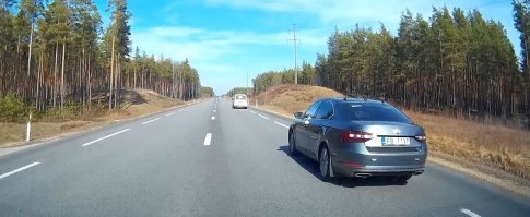 Я недавно тоже ментов обогнал. Правда нетрафарированных (поздно заметил три антенны на крыше), они шли 90-92, а я их на стольнике сделал, ничего, обошлось!