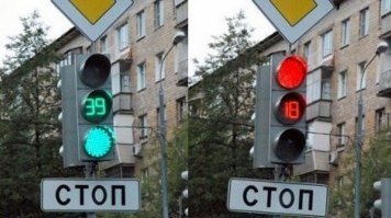 Есть мнение, что это не "одновременно с красным включился желтый", а включился таймер отсчёта времени, располагающийся на желтом сигнале.