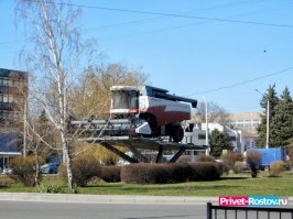 В Ростове на Дону завод «Ростсельмаш» может остановить производство.
    Причины столь кардинальных мер озвучил владелец ростовского завода «Ростсельмаш» Константин Бабкин. Он заявил, что предприятие в ближайшее время возможно будет вынуждено приостановить выпуск продукции, соответственно будет сокращен и штат сотрудников, об этом сообщает «Эксперт-Юг».
  Одной из веских причин для остановки производства стала отмена федеральной программы №1432. Программа предусматривала субсидии для производителей сельхозтехники от властей. В обмен на субсидии предприятия продавали технику аграриям со скидкой. Скидка в разные годы варьировалась от 15% до 30%. Однако, правительство приняло решение о закрытии программы. Взамен были предложены схемы льготного лизинга и льготного кредитования сельхозпроизводителей.
      Отмена программы производство на «Ростсельмаше» может остановится на полгода. В лучшем случае часть штата сотрудников будет переведена на 4-дневну рабочую неделю, другая часть отправится в отпуск.
       - Это также повлияет на объемы производства техники,   рассказал Бабкин.
Бизнесмен отметил, что программа субсидирования вполне может существовать параллельно. Это позволит аграриям выбирать наиболее удобный для них вариант покупки техники.
     Отмена госпрограммы также скажется и на планах «Ростсельмаша» по открытию в Ростове полноценного транспортного завода. Руководство пока не намеренно отказываться от строительства, но сроки могут быть пересмотрены.