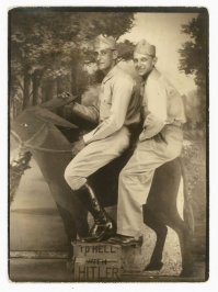 а чё это пиндосы на осле так гитлера, в первую мировую то, зачмырили