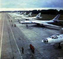 Много в текстах забавного, для служившего.

Вот опус этого же автора.

В нем летчики пытаются запустить без доклада техника, без самого техника, на весь борт ОДИН техник и так далее 

а потом приставив стремянку в форточку прапор ДОТЯНУЛСЯ до глаза командира!!! Фото для сравнения размеров приведено