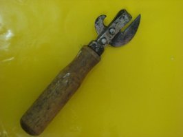 А на фотографии какой-то дешевый китайский новодел, которым только изюм из булочек ковырять. Настоящая выглядит так, как будто она лично останавливала танки Гудериана, а не вот это вот рахитство.