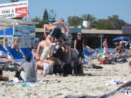 Аффтар провокатор или идиот, не бывавший дальше своего Провинциаловска. На фото просвещённые британцы, быдло какое поискать. На Тенерифе если кто пилит по стенке в сопли или орёт в караоке - англичане и так везде, а если футбол! А что говорить про окраины Кракова, Киева, Таллина (особливо в глубинке), вечером в Киото или в пригороде Шанхая! Местные гопники покажутся лапушками по сравнению с десятком пьяных с первой рюмки японских дедусек, особенно если летите трансатлантику или транстихоокеанский рейс и бежать из самолёта некуда 14-16 часов.