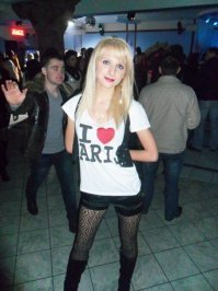 Это ее охранник похоже: "Так! Камеру убираем, снимать запрещено!"