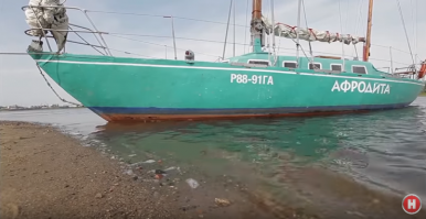 Бетонные яхты строили даже, точнее - железобетонные.