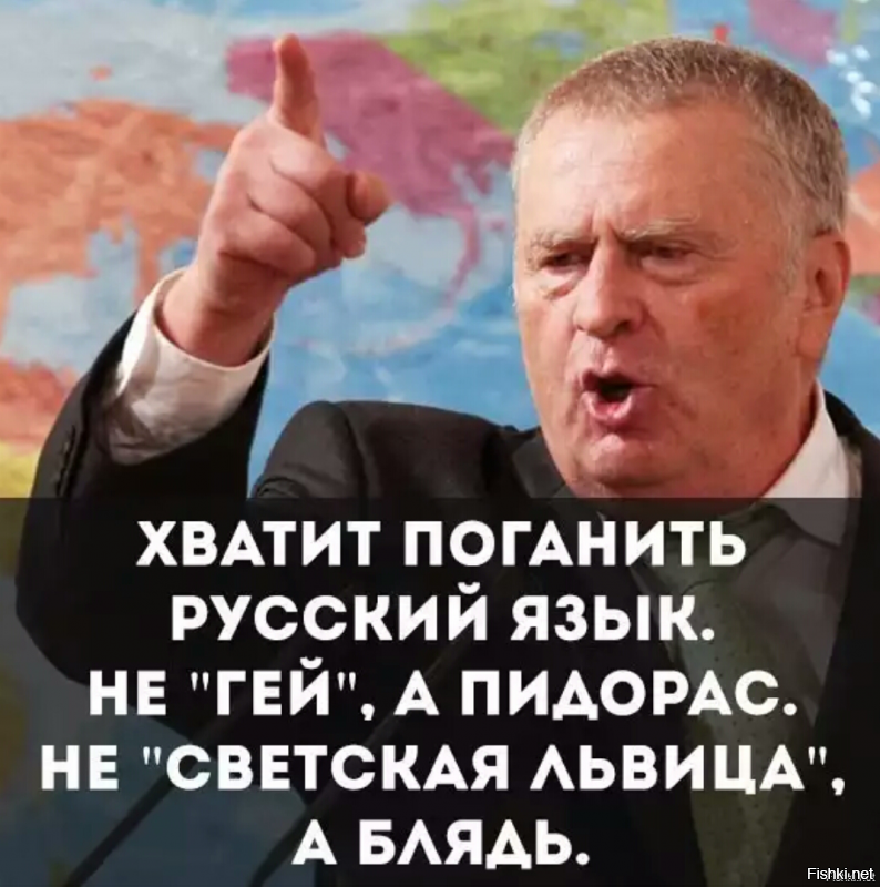 На Парижской неделе моды представлена мужская коллекция. Там есть юбки, платья, мячи и сумка-такса