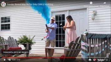 Да ладно прибеднятся. Чувак футболист похоже. На замедленном воспроизведении видно что элемент хлопушки даже близко его хозяйство не задел. В район печени щёлкнуло. Тоже непрятно конечно, но похоже чувак сыграл на публику, когдв валялся, схватившись за своего "дружка".