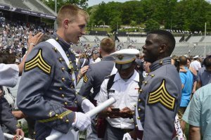 Выпускной в Военной Академии Вест-Пойнт, США.  Никто не курит, не матерится, не бегает без штанов, не жгет файеры. Никакого, понимаете ли креатива. Скучно, банально, бездуховно. Пендосы, одним словом, что с них взять...
