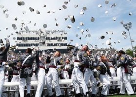 Выпускной в Военной Академии Вест-Пойнт, США.  Никто не курит, не матерится, не бегает без штанов, не жгет файеры. Никакого, понимаете ли креатива. Скучно, банально, бездуховно. Пендосы, одним словом, что с них взять...