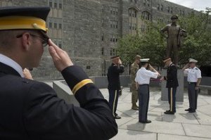 Выпускной в Военной Академии Вест-Пойнт, США.  Никто не курит, не матерится, не бегает без штанов, не жгет файеры. Никакого, понимаете ли креатива. Скучно, банально, бездуховно. Пендосы, одним словом, что с них взять...
