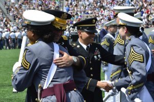 Выпускной в Военной Академии Вест-Пойнт, США.  Никто не курит, не матерится, не бегает без штанов, не жгет файеры. Никакого, понимаете ли креатива. Скучно, банально, бездуховно. Пендосы, одним словом, что с них взять...