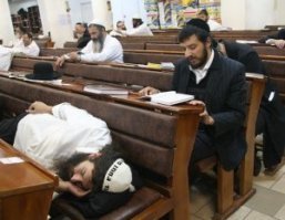 20 людей, которых сон сразил в самых странных и неожиданных местах