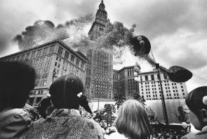 Трагедия фестиваля Balloonfest 1986 в нарезке из телерепортажей .

Полтора миллиона шариков, благие намерения и ужасающие последствия.

Студия Topic опубликовала на Vimeo короткометражный документальный фильм о фестивале воздушных шаров Balloonfest, который прошёл в Кливленде в 1986 году. Благодаря мероприятию, организация United Way планировала собрать с участников средства на благотворительность и вместе с этим установить рекорд по одновременному запуску шариков в воздух. К мероприятию готовились на протяжении полугода.

Одновременно надуть полтора миллиона воздушных шаров не представлялось возможным, поэтому для них построили сетку размерами 76 на 46 метров и разместили её на высоте трёх этажей. Более 2500 студентов и волонтёров всю ночь надували шары. Изначально компания планировала запустить 2 миллиона шариков, но потом снизила их число до 1,4 миллиона из-за надвигающейся плохой погоды, которая могла всё испортить.

В 13:50 27 сентября сетку порвали и выпустили все шарики в воздух одновременно. Поднявшись в воздух, они пролетели несколько миль и разделились. Шары столкнулись с холодным циклоном и дождём и вскоре начали падать на землю, засоряя тротуары, дороги и реки штата Огайо. При этом часть из них оставалась в воздухе и парализовала воздушное пространство, превратившись в «минное поле» для самолётов и вертолётов.

Местный аэропорт закрыл взлётно-посадочную полосу. Часть рейсов была задержана, некоторые   отменены. Сообщалось об увеличении количества ДТП из-за того, что водители пытались не сталкиваться с воздушными шарами или любовались зрелищем, отвлекаясь от дороги.

Кроме того, в день мероприятия семьи двух рыбаков объявили об их пропаже. Береговая охрана отправилась на поиски мужчин и быстро обнаружила их лодку, но спасатели не смогли до них добраться из-за огромного количества воздушных шаров, дрейфующих в воздухе и в воде. Спустя два дня тела рыбаков выбросило на сушу.