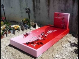 Красноярским выпускникам подарили торт "с надгробиями"