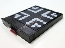 Странная штуковина с 31 минуты, пустая кассета от Polaroid 636 с аккумулятором.