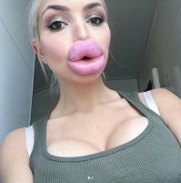 таки да! губы не надуты, сиськи и жопа без силикона, ну какая это красота? штукатурки на лице нет совсем. То ли сейчас красотки все как одна