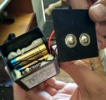 На фото - армейская Батарея "ГБ 10 У 1,3" - источник питания поставляемый в армию. Секретная разработка российского производства , не имеющая аналогов во всём мире. Но стоит её вскрыть, чтобы посмотреть, что находится внутри...
Производитель - Научно-производственное предприятие "Энергетические системы" - "это сплоченный коллектив, объединивший высококвалифицированных технических специалистов и экспертов в области электрохимии, электроники и электротехники" (дословно с главной страницы их сайта).

Разумеется, производитель располагает всеми актуальными допусками и сертификатами. Что никак не мешает пихать в импортозамещенную российскую батарейку для древнего полевого телефона образца 1957 года - китайские батарейки класса Noname, продающиеся в магазине "все по 50" упаковками по 4 штуки. И немного монтажной пены неустановленного производителя.

Дело это весьма прибыльное, посему в производстве батарей ГБ10У-1,3 по ТУ 1977 года у "Энергетических систем" есть и конкуренты. В лице АО "Энергия", г.Елец, существующего аж с 1935 года. "Сегодня это стабильно работающее предприятие, имеющее значительные производственные мощности, собственную научную базу, отлаженные партнерские связи, уверенно идущее по пути инновационного развития, участник агентства инноваций города Москва" (дословно с главной страницы их сайта).

Инновации 21 века состоят в ... точно таком же освоении технологии -запихивания цилиндрических китайских батареек в кубическую российскую коробочку, с получением отечественной импортозамещенной военной батарейки.

Имеются, однако, и отличия. С одной стороны, АО "Энергия" использует батарейки не Noname, а GP. С другой, для экономии вместо щелочных элементов использует самые дешевые солевые. Можно прикинуть на пальцах и финансовые потери потребителей от "импортозамещения".