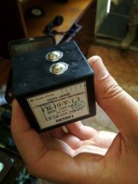 На фото - армейская Батарея "ГБ 10 У 1,3" - источник питания поставляемый в армию. Секретная разработка российского производства , не имеющая аналогов во всём мире. Но стоит её вскрыть, чтобы посмотреть, что находится внутри...
Производитель - Научно-производственное предприятие "Энергетические системы" - "это сплоченный коллектив, объединивший высококвалифицированных технических специалистов и экспертов в области электрохимии, электроники и электротехники" (дословно с главной страницы их сайта).

Разумеется, производитель располагает всеми актуальными допусками и сертификатами. Что никак не мешает пихать в импортозамещенную российскую батарейку для древнего полевого телефона образца 1957 года - китайские батарейки класса Noname, продающиеся в магазине "все по 50" упаковками по 4 штуки. И немного монтажной пены неустановленного производителя.

Дело это весьма прибыльное, посему в производстве батарей ГБ10У-1,3 по ТУ 1977 года у "Энергетических систем" есть и конкуренты. В лице АО "Энергия", г.Елец, существующего аж с 1935 года. "Сегодня это стабильно работающее предприятие, имеющее значительные производственные мощности, собственную научную базу, отлаженные партнерские связи, уверенно идущее по пути инновационного развития, участник агентства инноваций города Москва" (дословно с главной страницы их сайта).

Инновации 21 века состоят в ... точно таком же освоении технологии -запихивания цилиндрических китайских батареек в кубическую российскую коробочку, с получением отечественной импортозамещенной военной батарейки.

Имеются, однако, и отличия. С одной стороны, АО "Энергия" использует батарейки не Noname, а GP. С другой, для экономии вместо щелочных элементов использует самые дешевые солевые. Можно прикинуть на пальцах и финансовые потери потребителей от "импортозамещения".