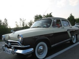 Машина красивая, сделана хорошо, но это ремонт, хороший, качественный ремонт, но никак не реставрация.
Жигулевский уплотнитель вокруг стекла, пластиковые бачки под капотом, материал карт дверей и сидений ( ох уж этот ромбик), раскрашенная кнопка сигнала, и фееричный болт крепящий рычаг кпп.

Ну а на последнем  фото вообще другая машина. Смотрим на водосток на задней стойке и куча другой мелочи отличий. Это второй выпуск, а сначала нам показывают третий.

ЗЫ и таки да, я в теме )))