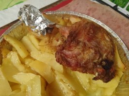 а утка-то безбожно сгорела и высохла
во-первых утку нужно мариновать, лучше сутки
во-вторых её лучше запекать в духовке, положив на нарезанный пластинами картофель, тогда вытопленный жир пропитает его 
а великолепный цвет она и там приобретет
и мясо с костей само сойдет