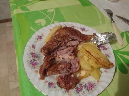 а утка-то безбожно сгорела и высохла
во-первых утку нужно мариновать, лучше сутки
во-вторых её лучше запекать в духовке, положив на нарезанный пластинами картофель, тогда вытопленный жир пропитает его 
а великолепный цвет она и там приобретет
и мясо с костей само сойдет