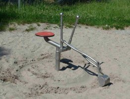 Офигенная игрушка же.
Помню, был в Китае, там были ОГРОМНЫЕ песочницы с гидравлическими миниэкскаваторами (где то 1 к 5 к полноразмерным). Выглядело круто.