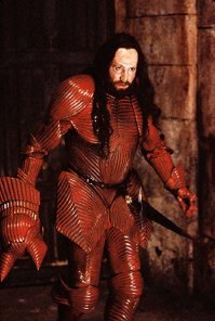 Про костюмы и Дракулу напомнили.
Его доспехи (Дракулы) в начале фильма. Вампирский доспех из Ведьмак 3.