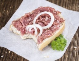 Всегда у бабули готовый фарш от котлет и пельменей тырил и ел... Родители говорили, что я долбое.б, а оказывается я немец!