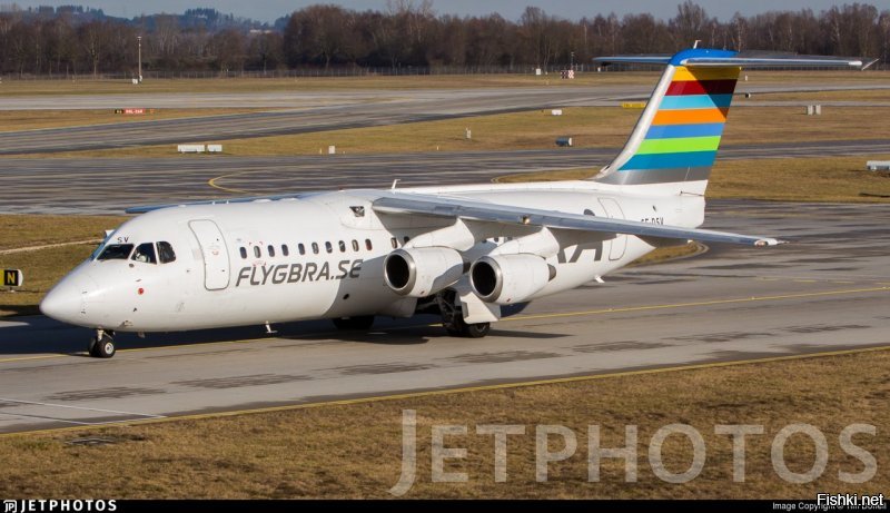 Avro RJ100 от British Aerospace. 70-82 пассажиров, минимальная полоса при взлете и посадке не более 1,200 м. Один из самых тихих реактивных самолетов, с возможность взлета и посадки под крутыми углами (в частности благодаря воздушному тормозу в виде двух лепестков под хвостом, которые могут использоваться в воздухе). Можнет садиться на такие поля, куда другие реактивные самолеты попасть просто не могут.