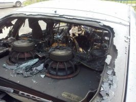 В Татарстане подожгли Ладу, припаркованную в одном из дворов. Владелец частенько очень громко слушал музыку и терпение жильцов лопнуло. Посмотрите на колонки в автомобиле, а вернее, на то, что от них осталось и вы всё поймёте.