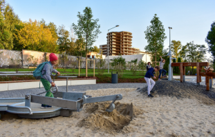 Да, по-моему отличная штука для детей, ему не место в этом трешовом посте! Сейчас в Москве кое-где такие поставили, в основном в парках. В парке Горького вообще шикарный экскаватор.