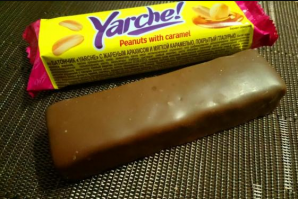 Все эти "подделки" чаще всего мало отличаются от оригинала, а иной раз даже лучше его. Вот есть такие батончики например - почти как Сникерс, только стоит 9 рублей))