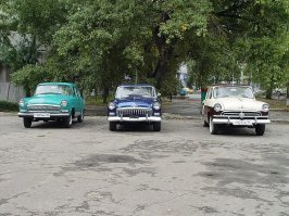 ЗЫ и таки да, я в теме ))) (с)

Последняя фраза того сообщения и приведенная ниже картинка как бы намекают на то, что мой текст не простое критиканство. )))

На фото  М-21В июня 1958г выпуска, сделанное 18 августа 2006 года на Пробеге в честь 50-летия начала выпуска этих прекрасных машин, которое она возглавляла ( виден №1 ). Первосериек вообще, кроме нее небыло.

И именно эта машина - моя )))

вот все три выпуска