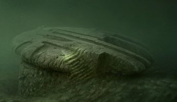 На дне Балтийского моря лежит огромный, плоский камень. Камень, как камень, вот только покоится он на огромном опять-таки каменном столбе, а внутрь плоского камня ведёт вроде как лестница из каменных же ступеней. 

На эту находку впервые обратили внимание шведские исследователи морского дна с помощью гидролокатора бокового обзора. Но нашли этот объект не потому, что его локатор обнаружил, а потому, что перестал работать, едва попал в поле «видимости» объекта, как и вся прочая аппаратура. После того, как странный атолл был обнаружен, шведская команда потратила несколько месяцев на очистку его от ила и пр. морского мусора. Перед глазами восторженных учёных всех стран предстал явно не искусственный монолит, а изделие, словно только что «выпавшее» из одного эпизода «Звёздных войн» - настоящий космический корабль! Находятся те, кто уверяет, что это лишь старинная подлодка, затонувшая в бог весть каком году, но явно это – изделие человеческих рук. И первый, кого приводят в пример, - капитан Немо, ведь часто случается так, что выдумку фантастов воплощают в жизнь обычные, но необыкновенно талантливые люди. Вспомнили даже о нацистах, которые действительно проводили в этих местах испытания своих новых подлодок. Но слой ила на объекте подсказывает, что этот предмет попал на морское дно гораздо раньше, чем началась Вторая мировая, лет, этак на 600-700

Вот уж глупости! – возмущаются другие, - это просто причудливо сложенные огромные валуны, подобные каменные фигуры встречаются и на земле, возьмите, хотя бы шаманские камни Алтая! Природа играет с нами в нелепые шутки! Возможно, и эти камни были «доставлены» сюда ледником и «осели» здесь, после его таяния, в таком вот необычном положении! Но есть и те, кто взирает на плоский камень с вожделением уфолога, нащупавшего, наконец-то, связующее звено-мост между тайнами космических цивилизаций и нашим временем. Пока к объекту «вход запрещён», но геолог шведской команды по счастью успел взять кое-какие образцы, когда объект только был обнаружен. Так вот, проведя предварительный анализ в своей «домашней» лаборатории, геолог пришёл к выводу, что эти образцы – не естественные геологические образования, а металлы, входящие в состав «камня» и вовсе в природе Земли не встречаются. Внятного опровержения его словам пока ещё никто не предоставил. Правда, и подтверждения тоже.

со спутника и на гугл картах его видно - на самом деле странная херь